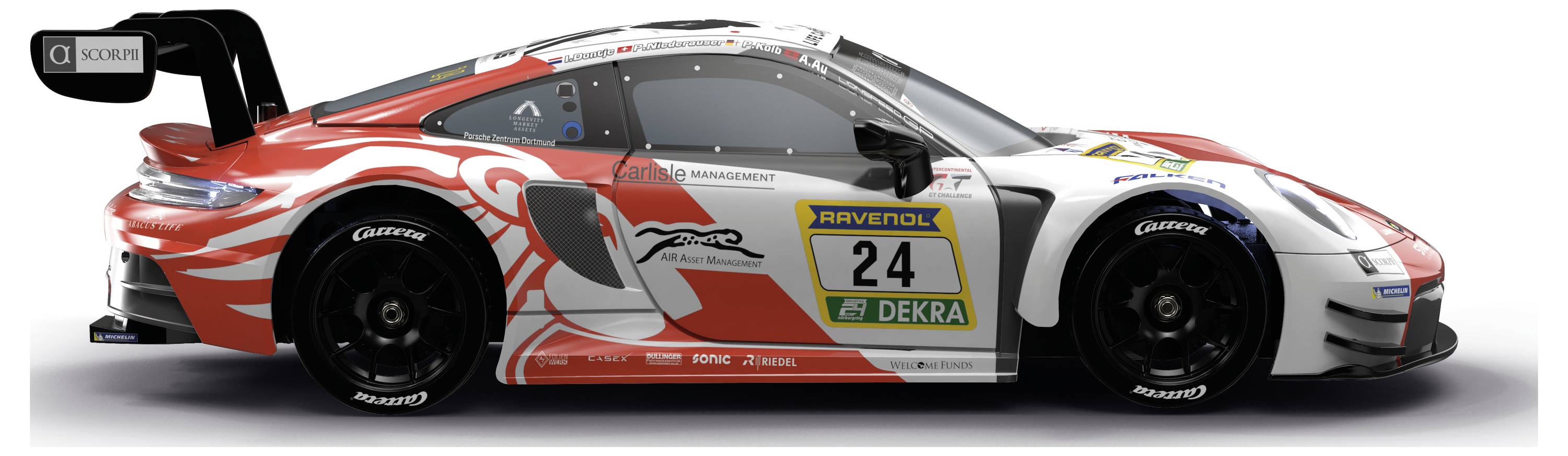 Sidevisning af en rød-og-hvid racerkampebiluv med nummer 24, sponsordekalker og en stor bagevinge på hvid baggrund.