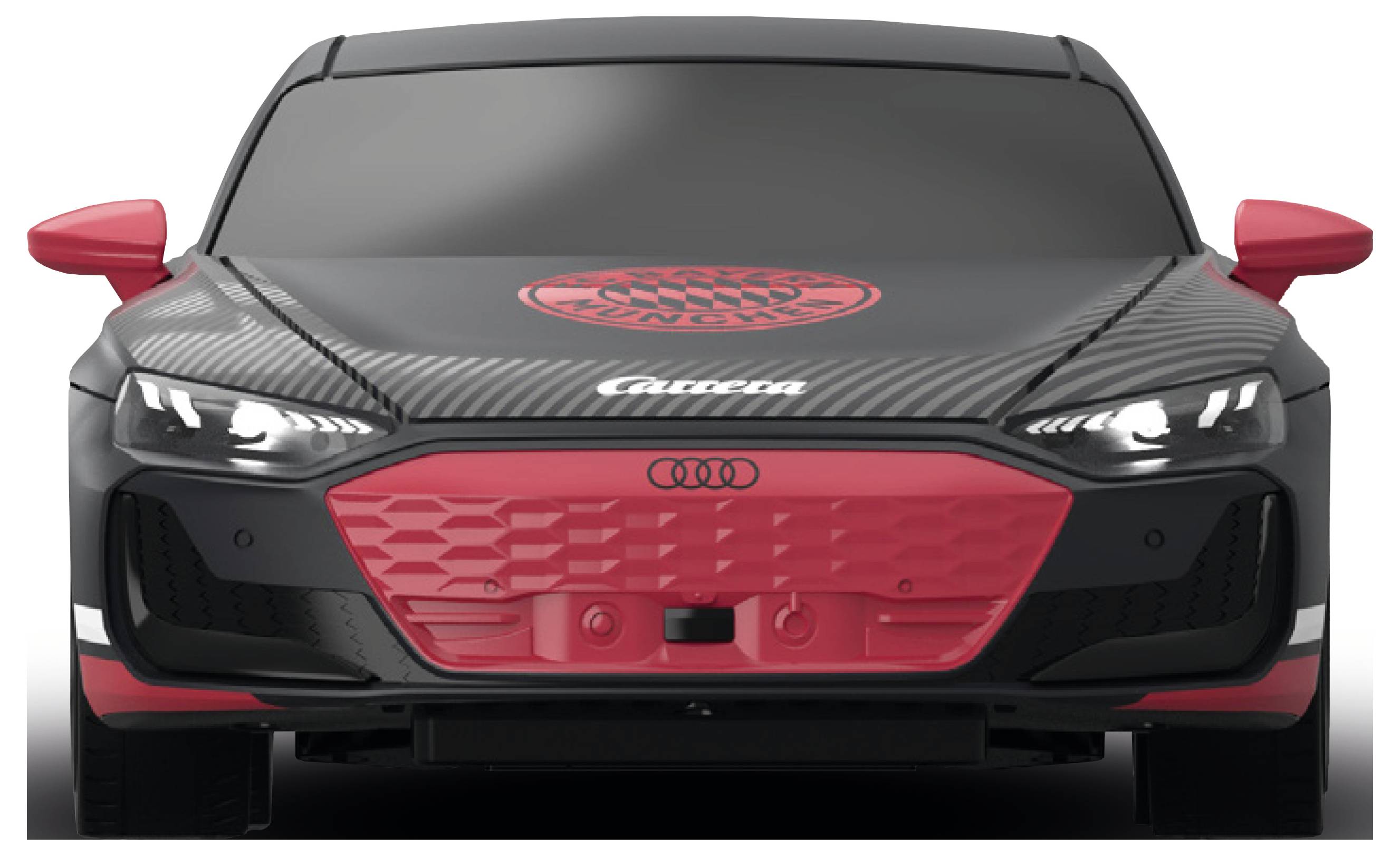 Frontvisning af en sort og rød Audi sportsvogn med en kulfiber-motorhjelm og rød grill, vist på en hvid baggrund.