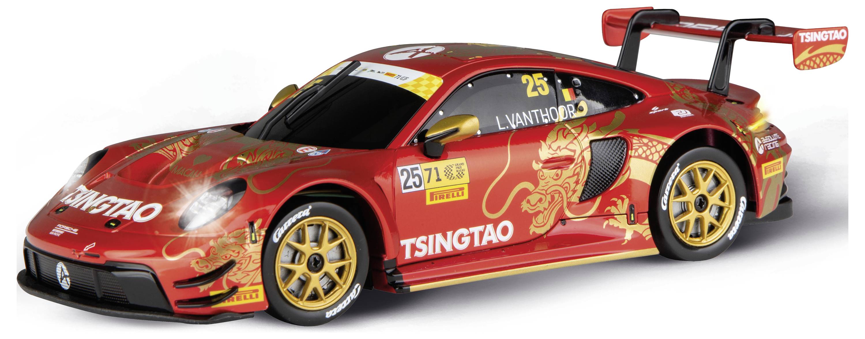 Rød racing-sportsvogn med TSINGTAO-mærkning, guldhjul og nummer 25 på hvid baggrund.