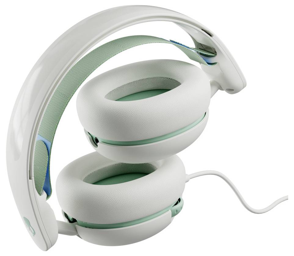 Sammenfoldbare hvide over-ear høretelefoner med teal-detaljer, vist foldet til en kompakt cirkulær form med tilsluttet kabel.
