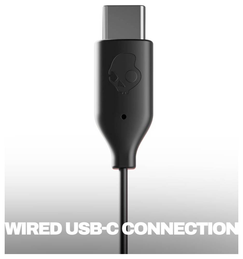 Sort ledningsført USB-C-stik med Skullcandy-logo, vist mod en grå baggrund med teksten 'WIRED USB-C CONNECTION'.