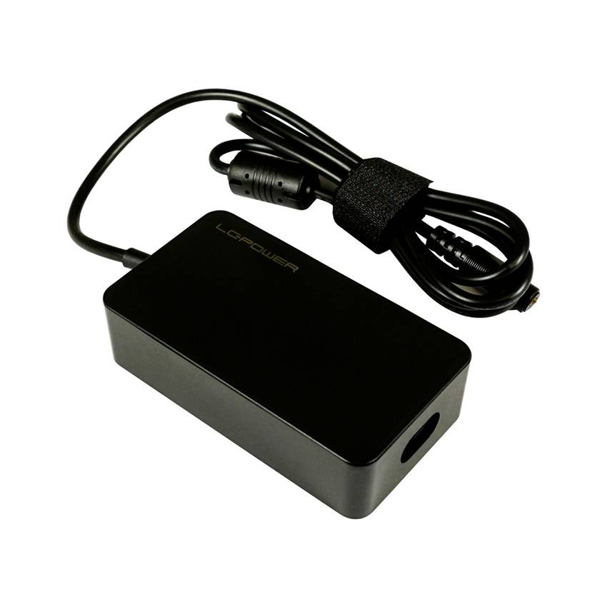 Sort bærbar computerstrømadapter med tilsluttet spiralkabel og stik på hvid baggrund.