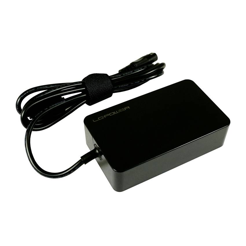 Sort bærbar computerkraftadapter med tilsluttet spiralformet kabel og stik, vist på hvid baggrund.