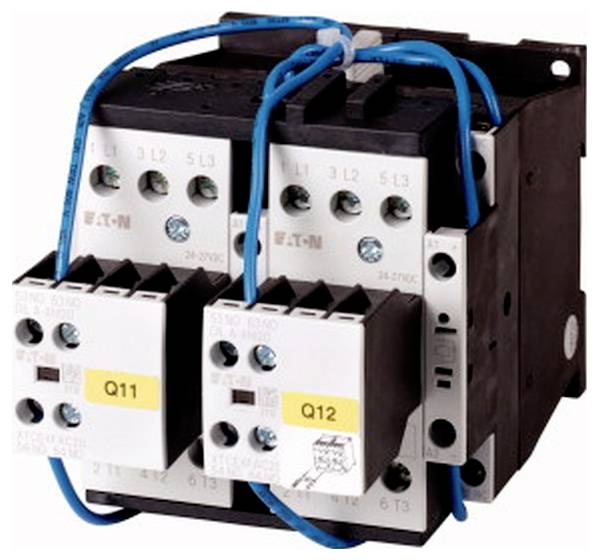 To elektriske kontaktorer side om side med blå kabler, mærket Q11 og Q12.