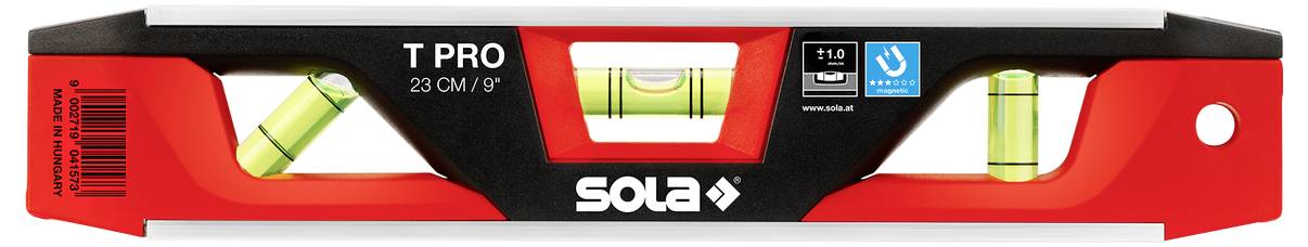 Rød-og-sort SOLA T Pro 23 cm vaterpas med tre aneroider og SOLA-logoet vist på værktøjets krop.