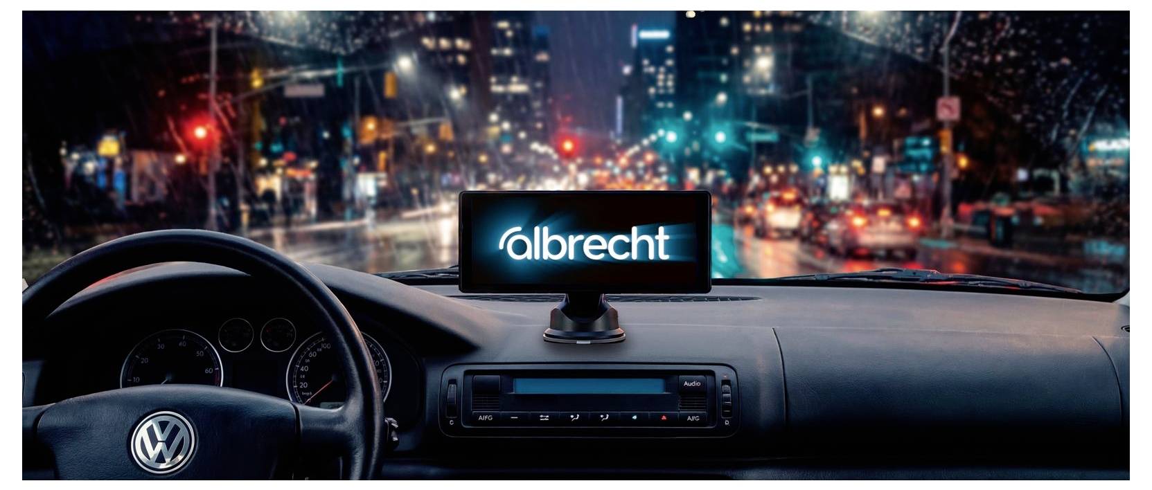 Chauffør's udsyn fra indersiden af en Volkswagen om natten, med et dashboard-skærm, der viser 'albrecht', og uskarphed bykørselslys fremad.