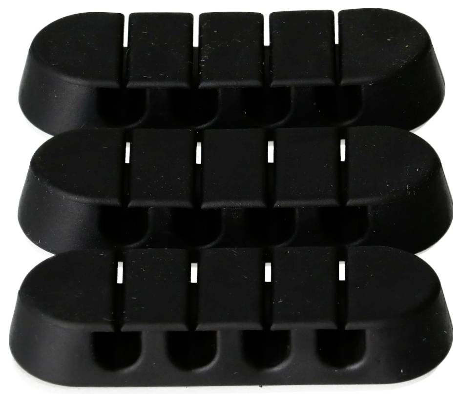 Sort kabelorganizer med flere slottede kanaler til opbevaring og adskillelse af ledninger.