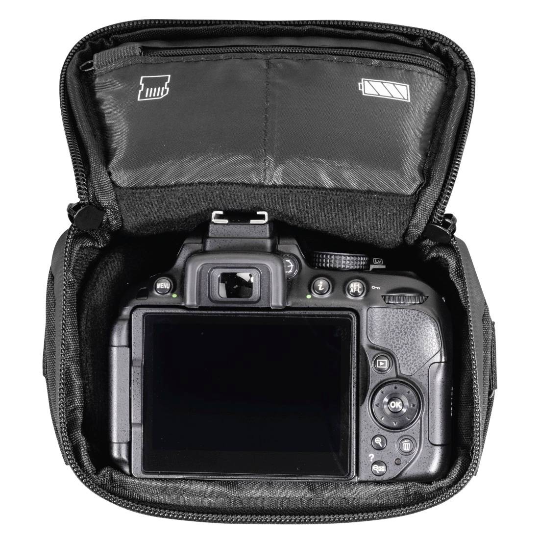 DSLR-kamera opbevaret i et åbent polstret transportcover, der viser bagsiden af skærmen og kontroller med batteri- og hukommelseskortikoner inden i låget.