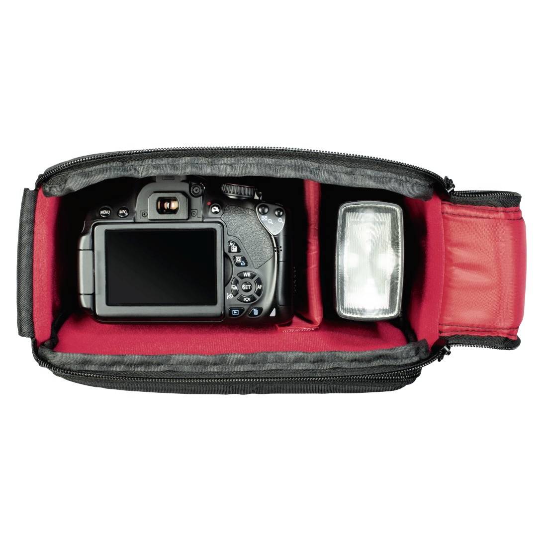 Åben kamerataskee med DSLR-kamera og blitz i røde polstrede rum på hvid baggrund.