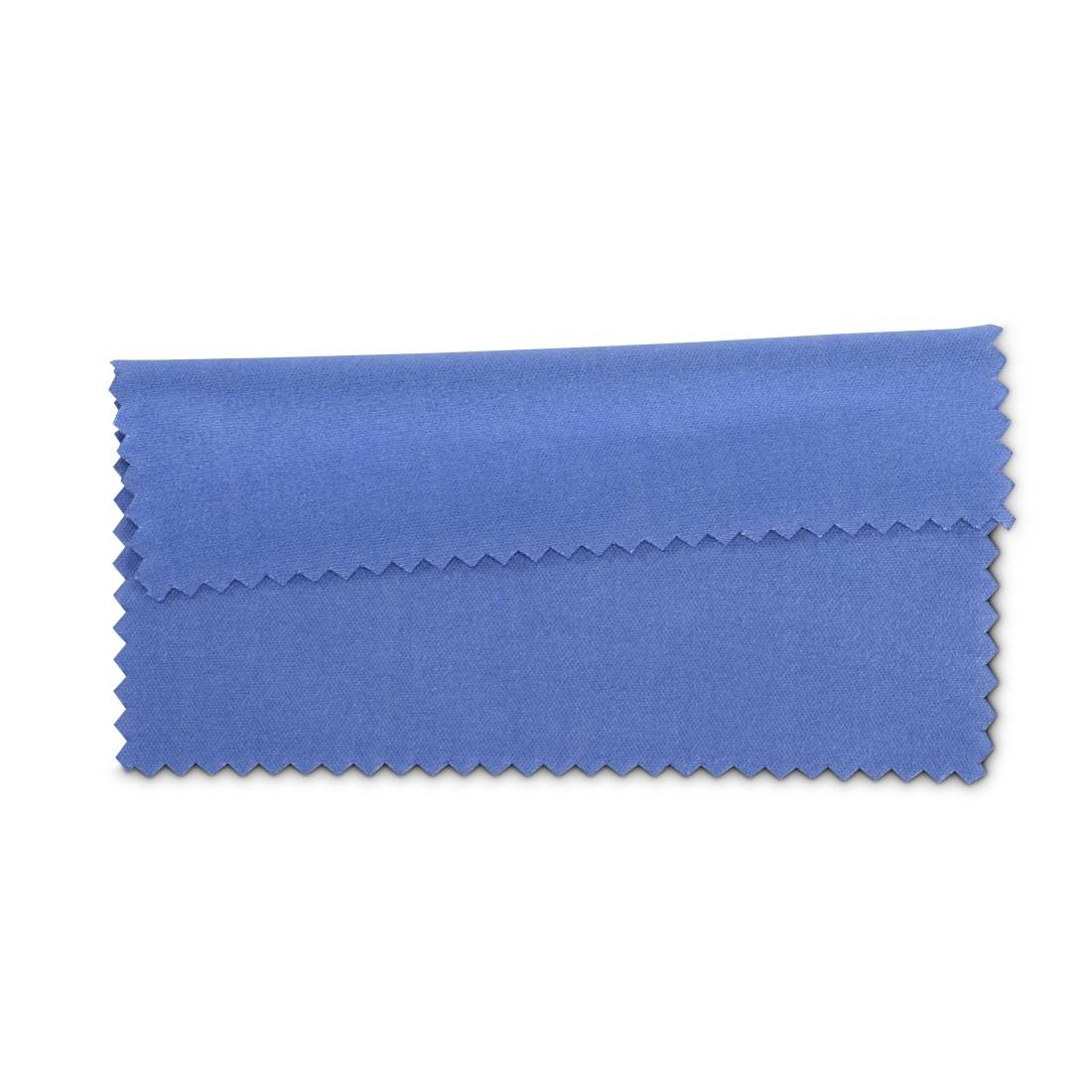 Foldet blå mikrofiber rengøringsklud på hvid baggrund.