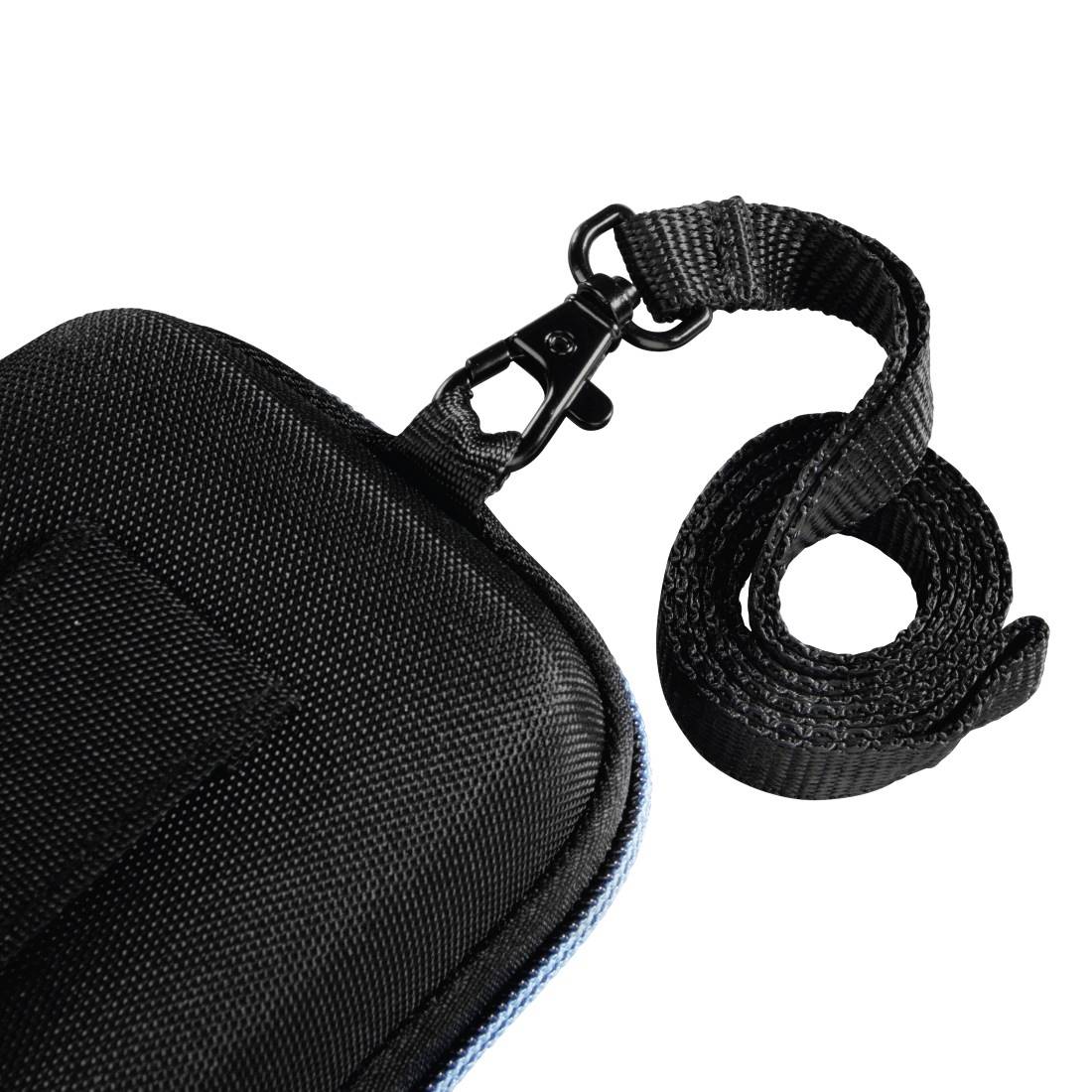 Sort lynlås-etui med aftagelig vævet skulderstrop og metalclip på hvid baggrund.