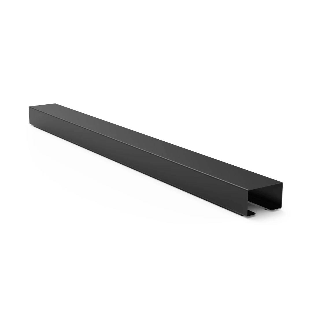 Langt sort rektangulært metalkanalsystem eller dæksel ligger diagonalt på hvid baggrund.