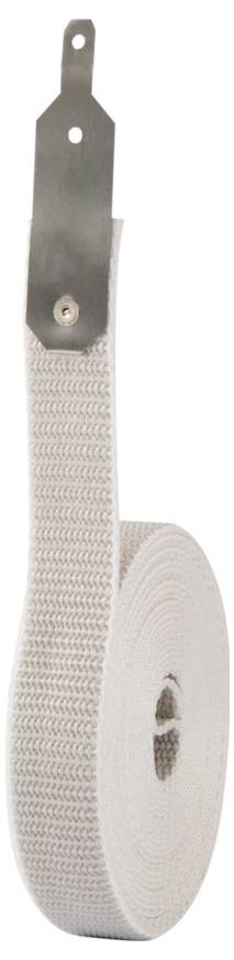 En rullet hvid vævebånd med en sort metallisk ophængstab, vist hængende lodret på en ensfarvet baggrund.
