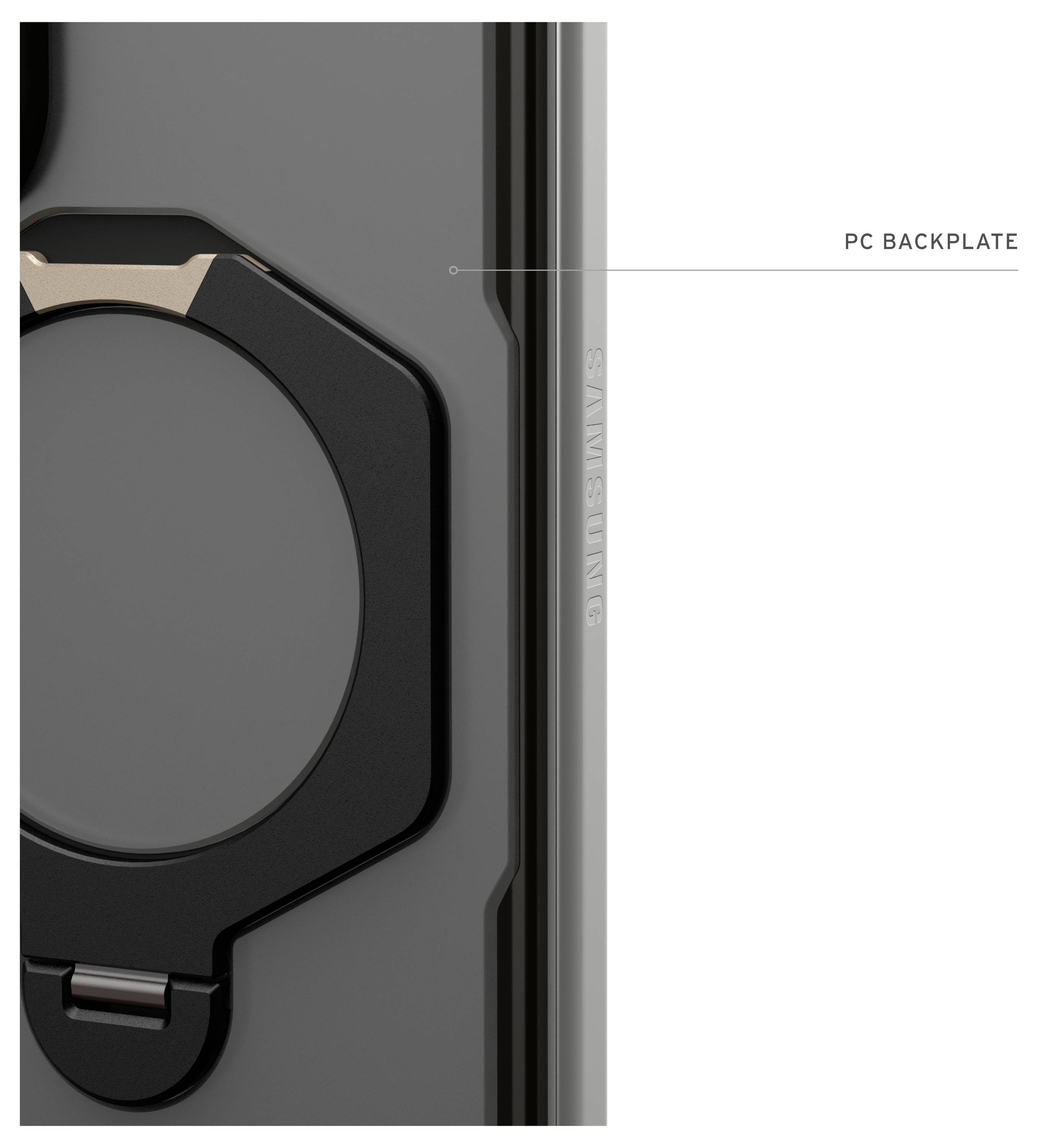 Nærbillede af en Samsung-enhed kant, der viser et 'PC BACKPLATE' mærkat og cirkulær kameramodul detalje på en sort og grå overflade.