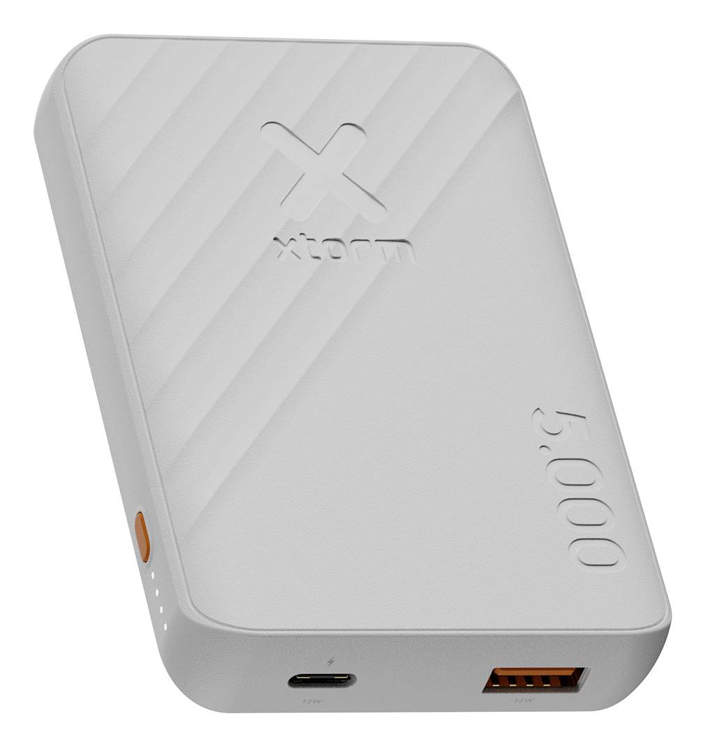 Hvid bærbar powerbank med 'xstorm' branding, USB-C og USB-A porte, og '5000' kapacitet markeret på etui.