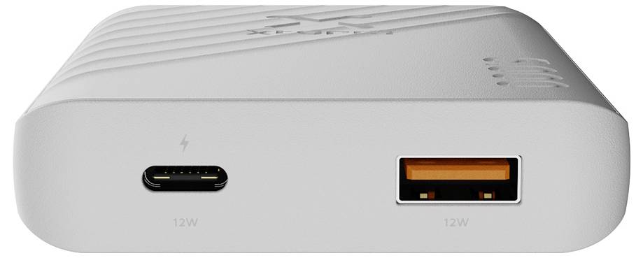 Nærbillede af en lille grå strømadapter med to frontporte: en USB-C-port mærket 12W og en USB-A-port mærket 12W.