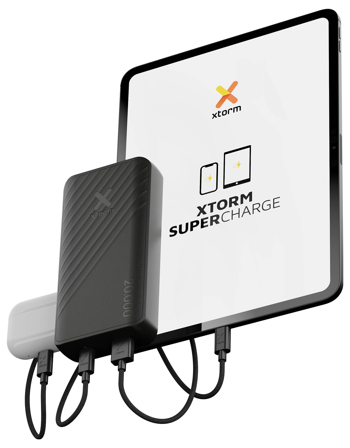 Xtorm SuperCharge powerbank oplader en tablet og to mindre enheder med flere USB-kabler.