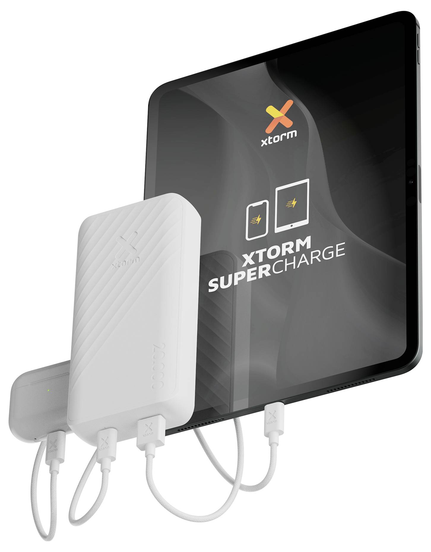 XTORM Super Charge bærbar lader forbundet til en tablet, der viser opladningskaber og en powerbank foran skærmen.