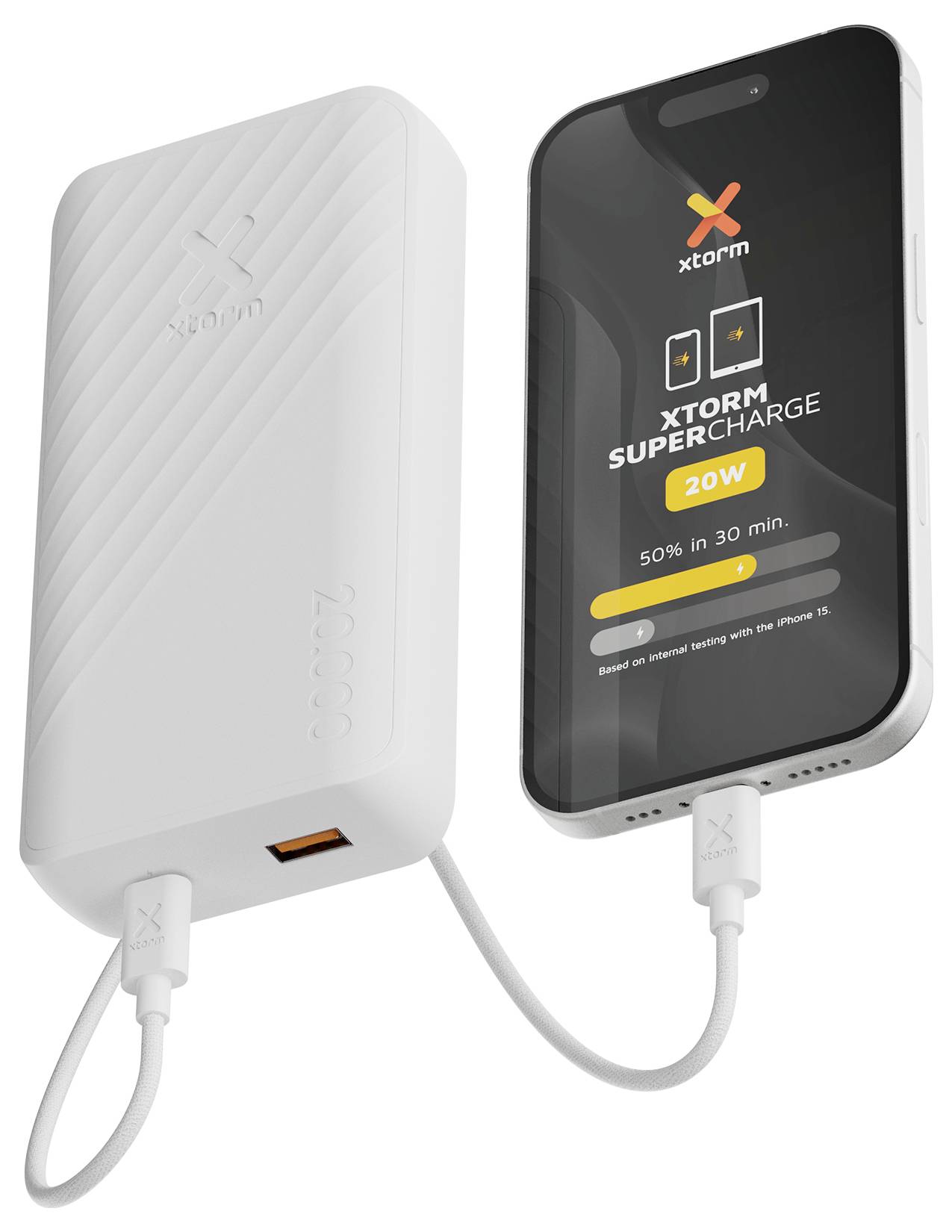 Bærbar powerbank, som oplader en smartphone, hvor der på telefonskærmen vises "XTORM SUPERCHARGE 20W" og "50% på 30 min."