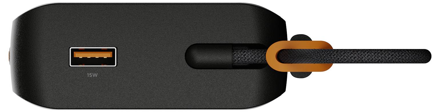 Sort strømadapter med en USB-A-port mærket 15W og et tilsluttet opladningskabel med en orange løkke-holder.