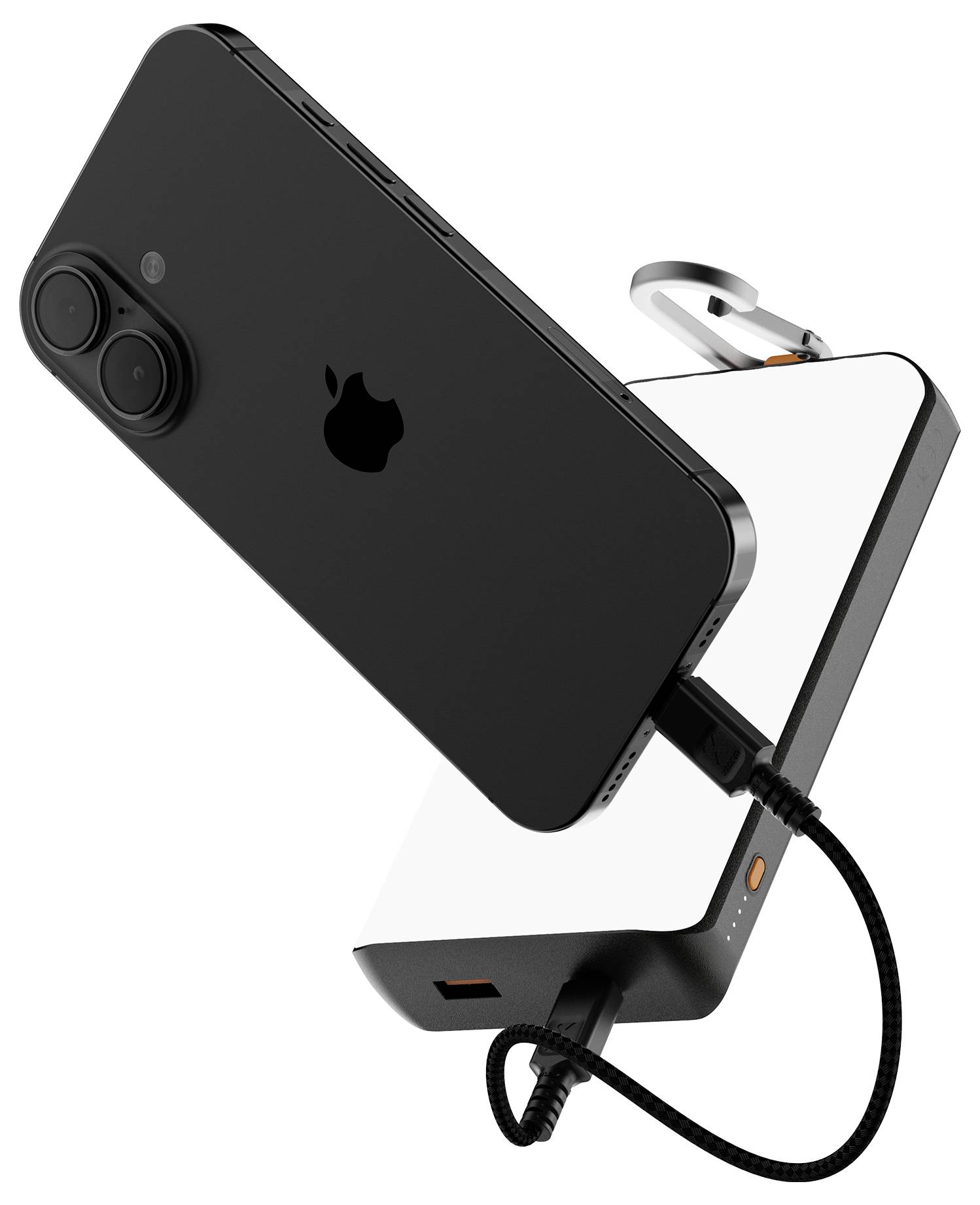 Sort iPhone i skrå vinkel på et stilrent opladningsstandard med tilsluttet kabel, vist som et produktstiliseret billede på en hvid baggrund.