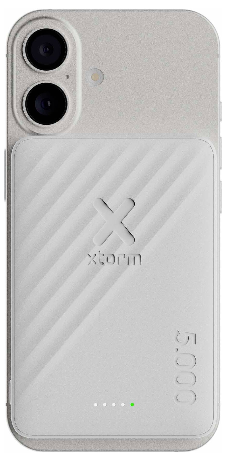 Hvid Xiaomi 5000mAh magnetisk powerbank fastgjort til bagsiden af en smartphone, med synlige kameralinser og batteriindikatarlys nederst.