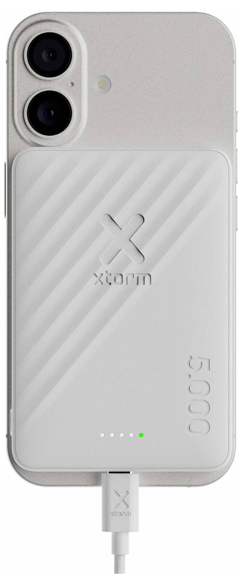 Bagsiden af en beige iPhone med en hvid XStorm 5000mAh MagSafe-lignende powerbank fastgjort og opladning via kabel.