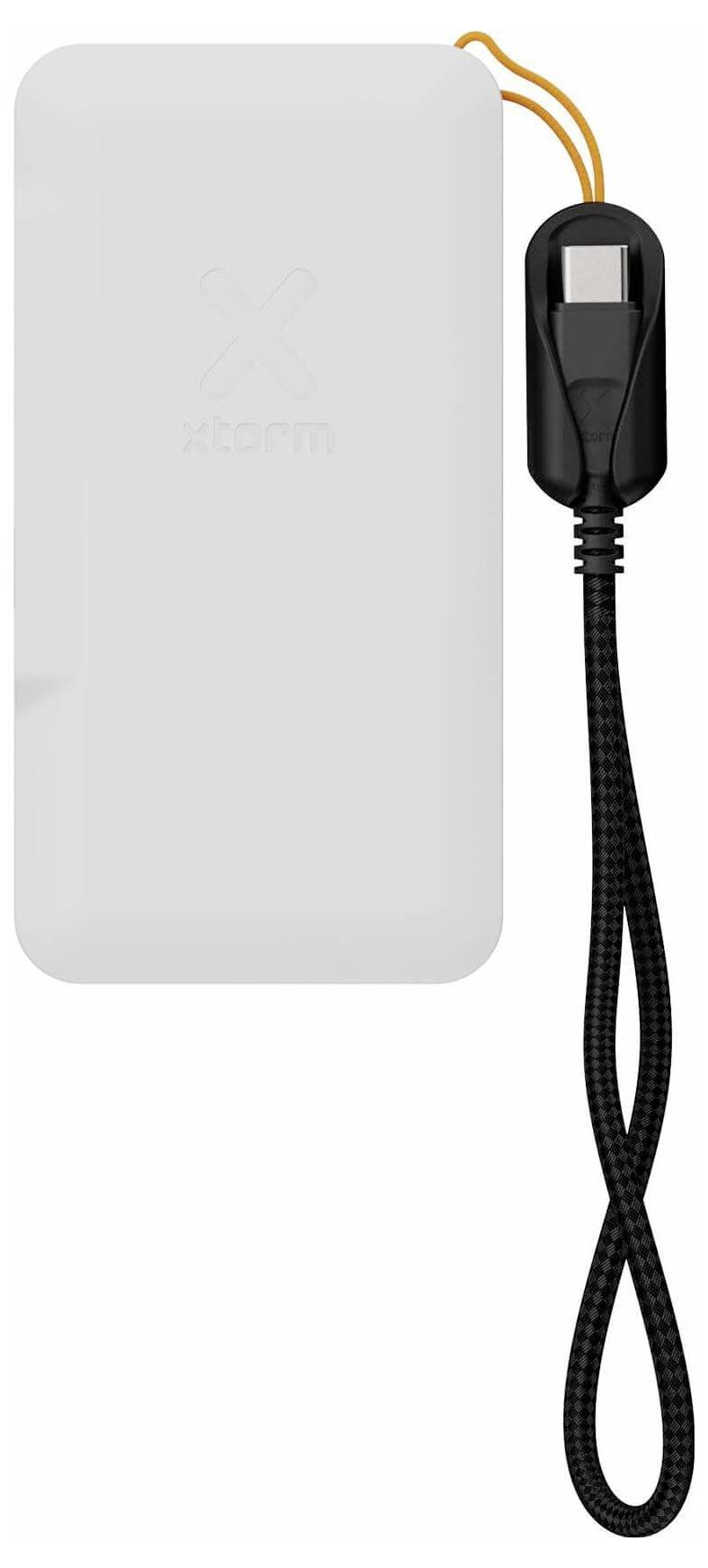 Hvid bærbar powerbank med et sort flettet USB-C-opladningskabel fastgjort på højre side.