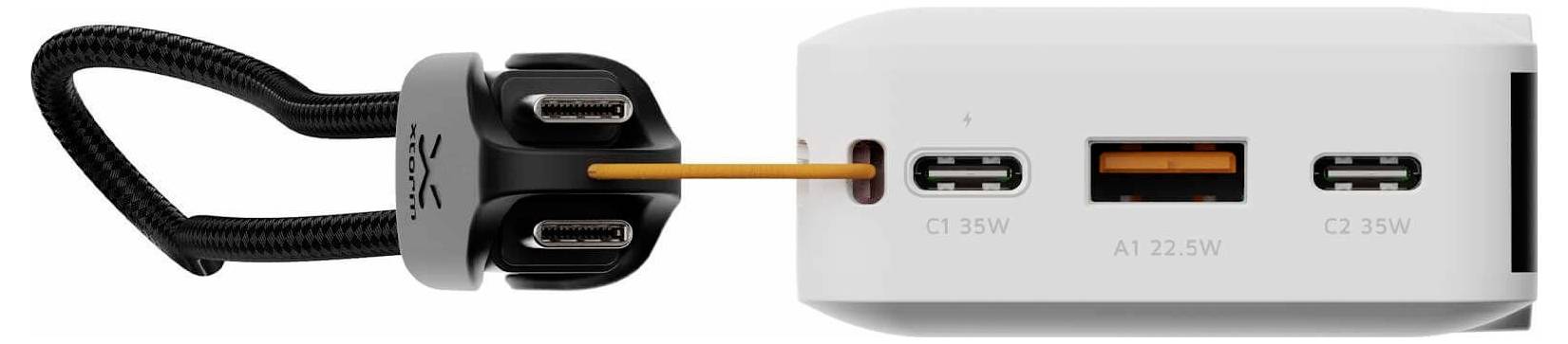 USB-C-kabel opdeles i to USB-C-stik forbundet til en oplader med tre porte mærket C1 35W, A1 22,5W og C2 35W.