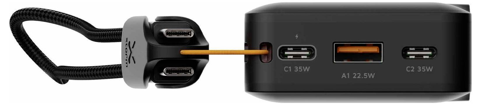 Dobbelt-port oplader med flettet kabel og stik, der viser et orange kabel forbundet til den centrale USB-C-port mærket C1 35W, med tilstødende A1 22,5W og C2 35W-porte.