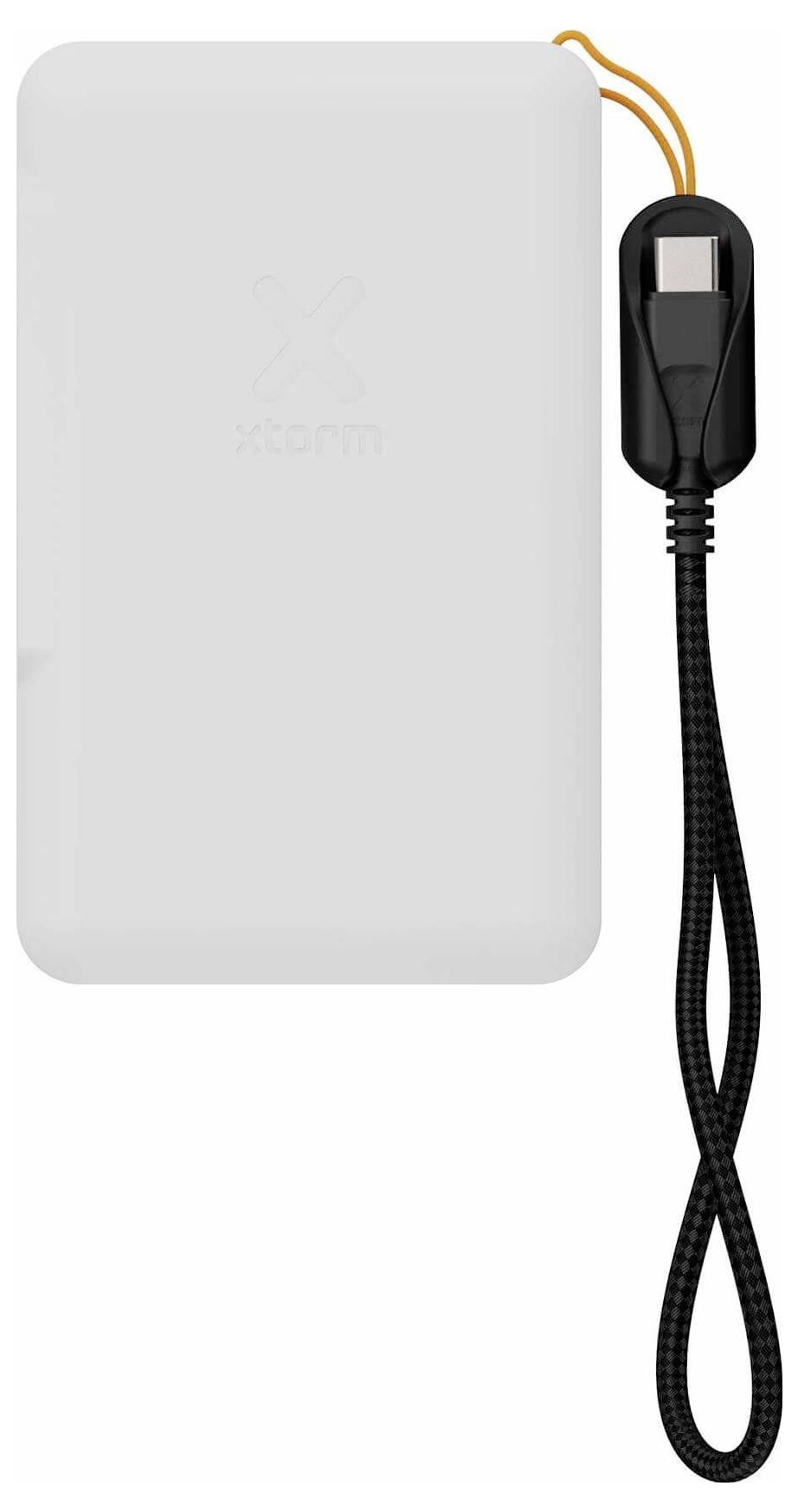 Hvidt Xiaomi-powerbank med tilsluttet sort flettet USB-C-kabel og orange nøglestrop på en ensfarvet baggrund.