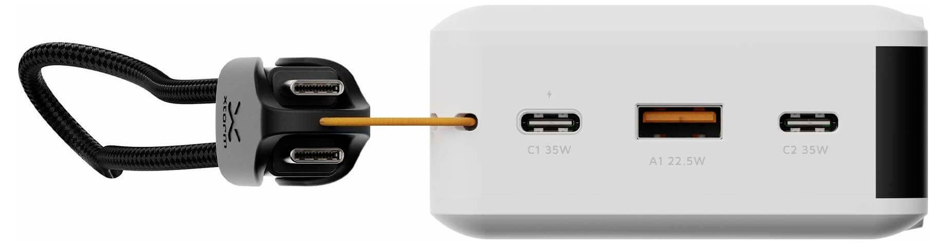 USB-C-strømkabel med en magnetisk forbindelse tilsluttet en powerbank med tre USB-C-porte mærket C1 35W, A1 22,5W og C2 35W.