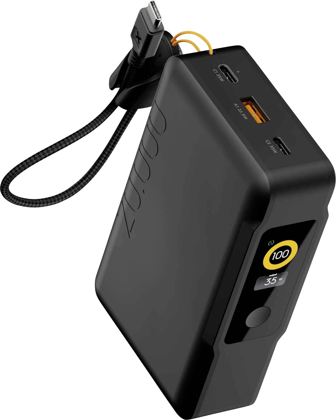Sort bærbar powerbank med tilsluttet USB-C-kabel, tre opladningsporte og frontdisplay, der viser 100% batteristatus og 35W output.