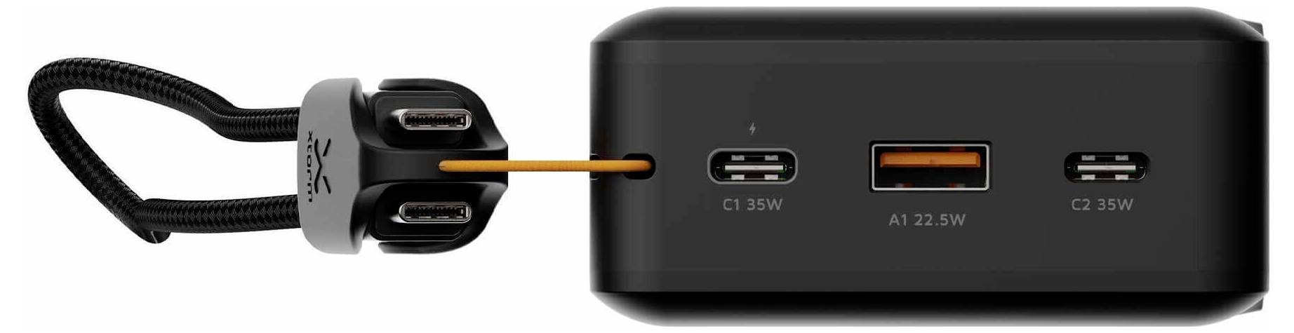 USB-C-kabel med dobbelte stik tilsluttes en opladningshub med tre mærkede USB-C-porte: C1 35W, A1 22,5W og C2 35W.