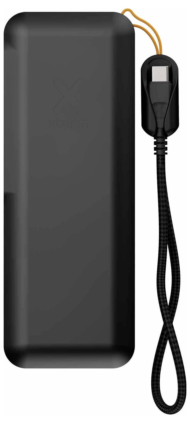 Sort bærbar powerbank med vedhæftet flettet håndledsstrop og USB-C-kabel snoet ved siden af den