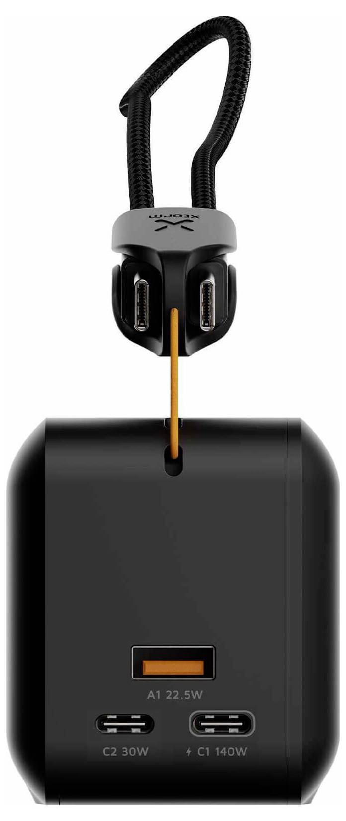 Bærbar powerbank med integreret flettet håndtag og tilsluttet multi-port-forbinder; forsiden viser USB-A og to USB-C-porte, den ene mærket 140W.