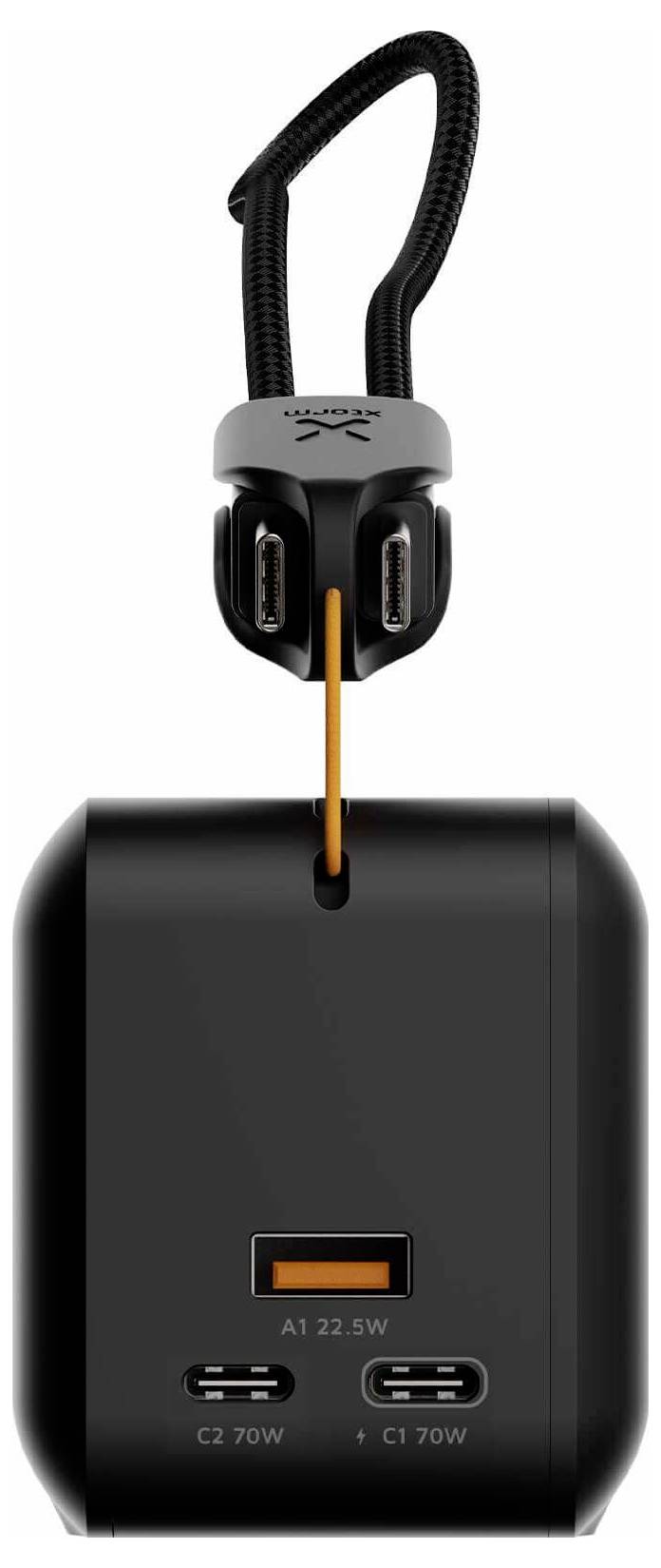 Kompakt sort powerbank med indbygget flettet løkke, orange kabel, USB-A og to USB-C-porte, samt lille display, der viser batteriniveau og watttal.