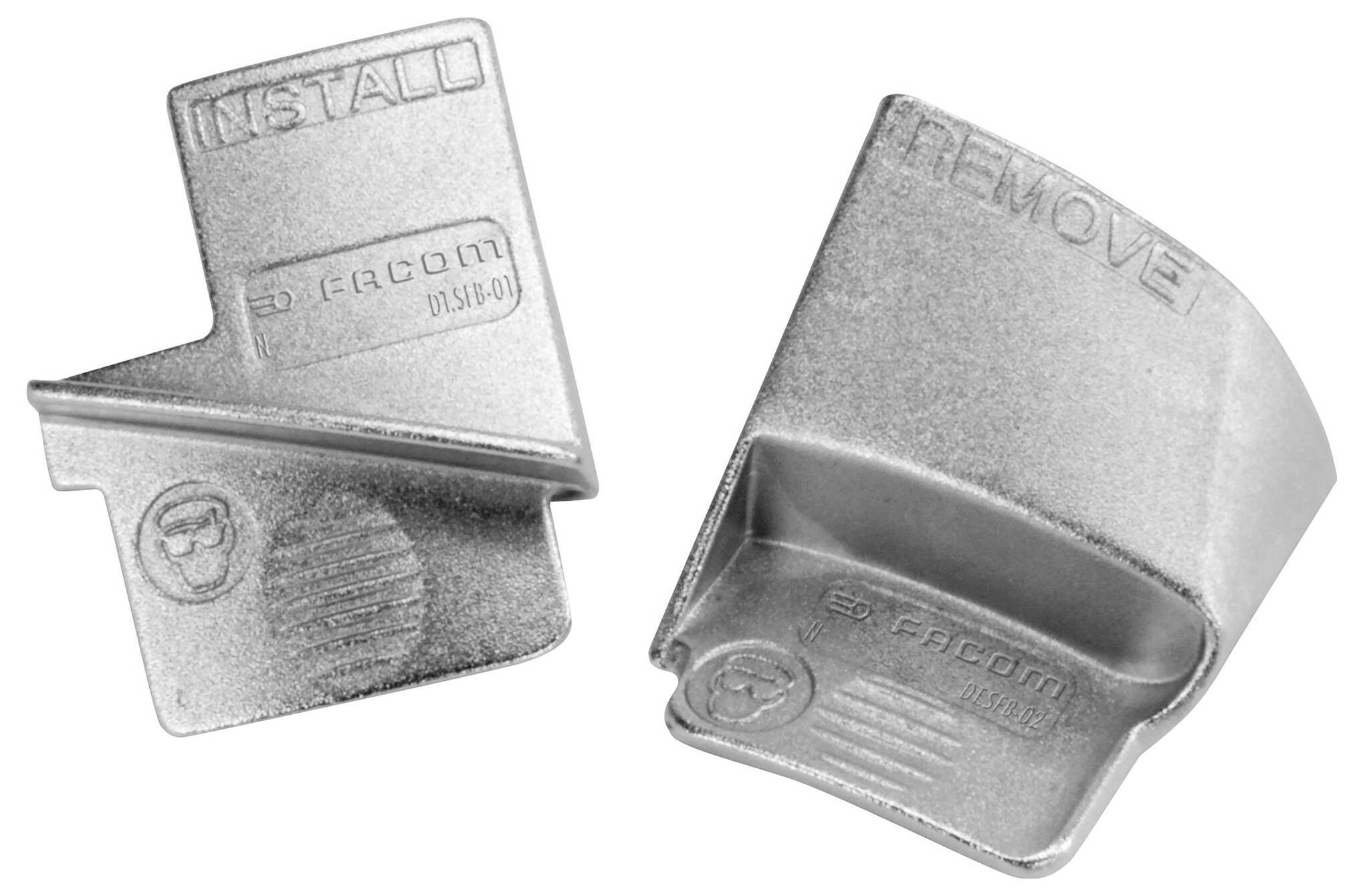 To metal E-Z-GO Caddie bracket stykker vist side ved side, mærket 'INSTALLER' og 'FJERNE'.