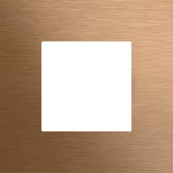 Hvidt kvadrat centreret på en børstet guld metallisk baggrund.