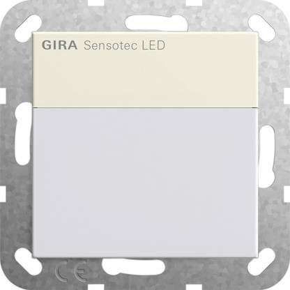 GIRA Sensotec LED-vægkontakt med cremefarvet top og hvidt nederste panel på en metallisk monteringsplade.