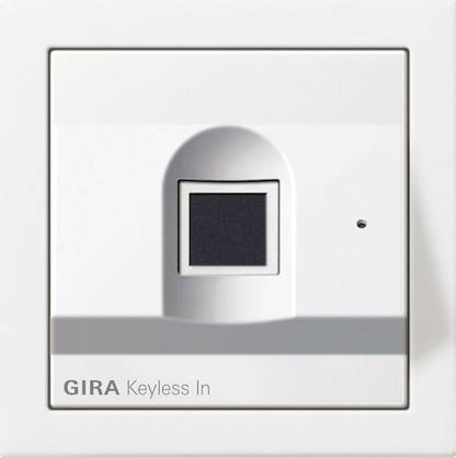 Hvid vægmonteret GIRA 'Keyless In' adgangspanel med en central fingeraftrykslæser og lille indikatorlys.