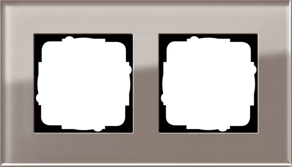 To blank square switch plates på en metallisk vægpanel.