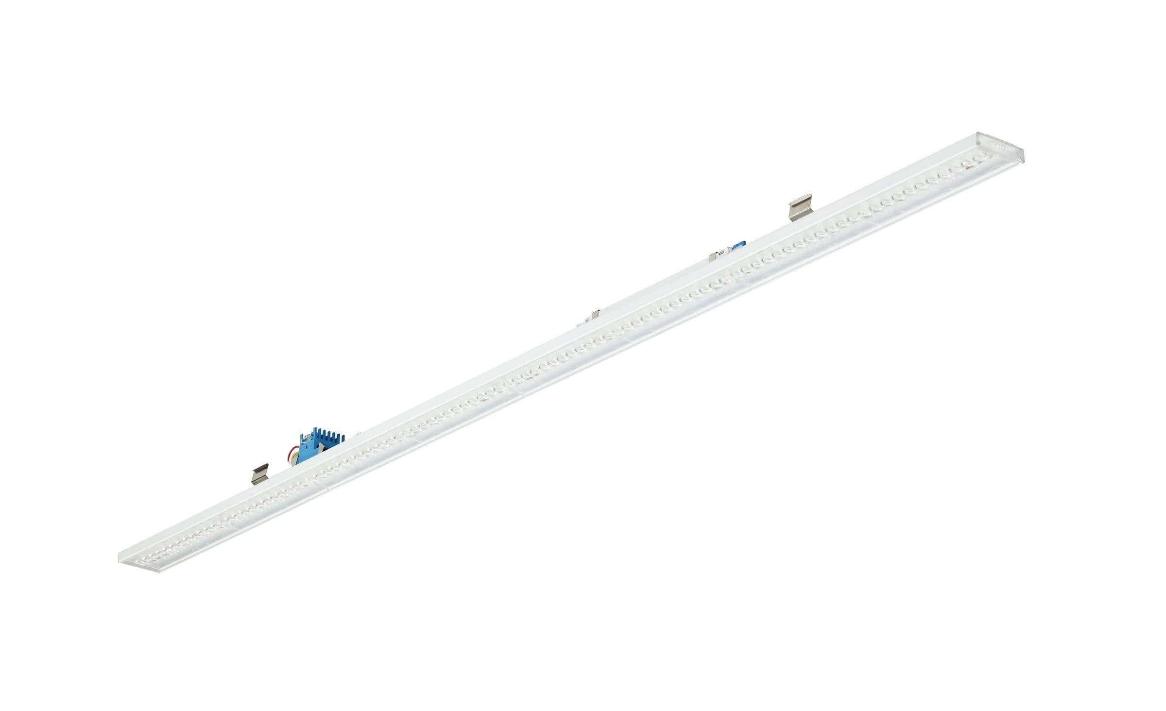 Langt lineært LED-lysarmatur vist diagonalt på hvid baggrund, med slankt hvidt kabinet og synlige blå monteringskomponenter.