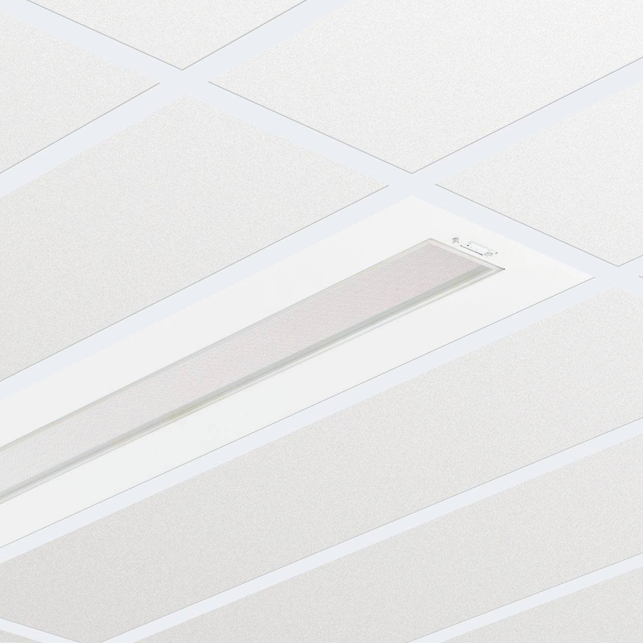 Hvidt loft med en langt rektangulært indsænket lysarmatur placeret diagonalt blandt loftspaneler.