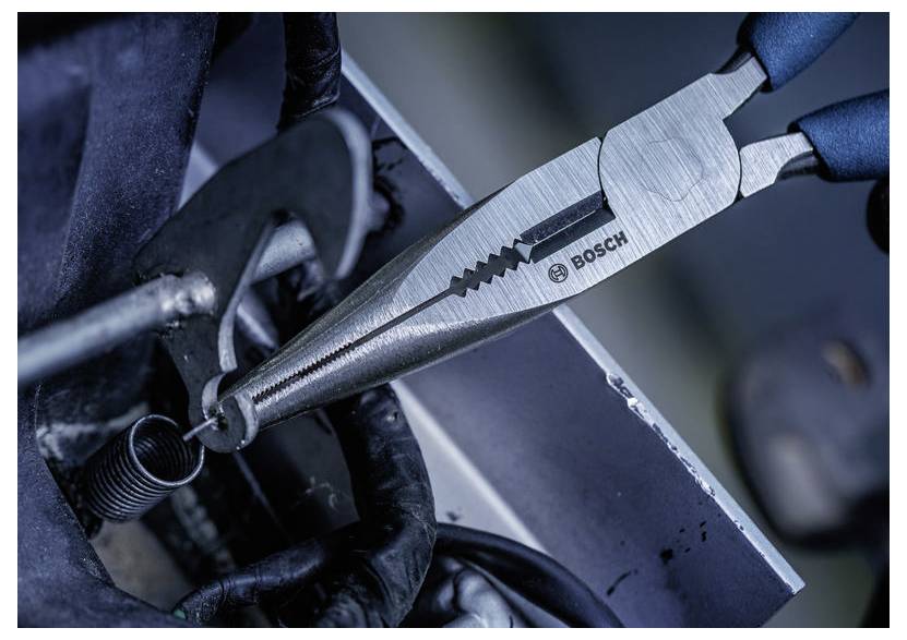 Closeup af Bosch langnaset tang, der griber en lille fjeder eller wire inde i en mekanisk samling.