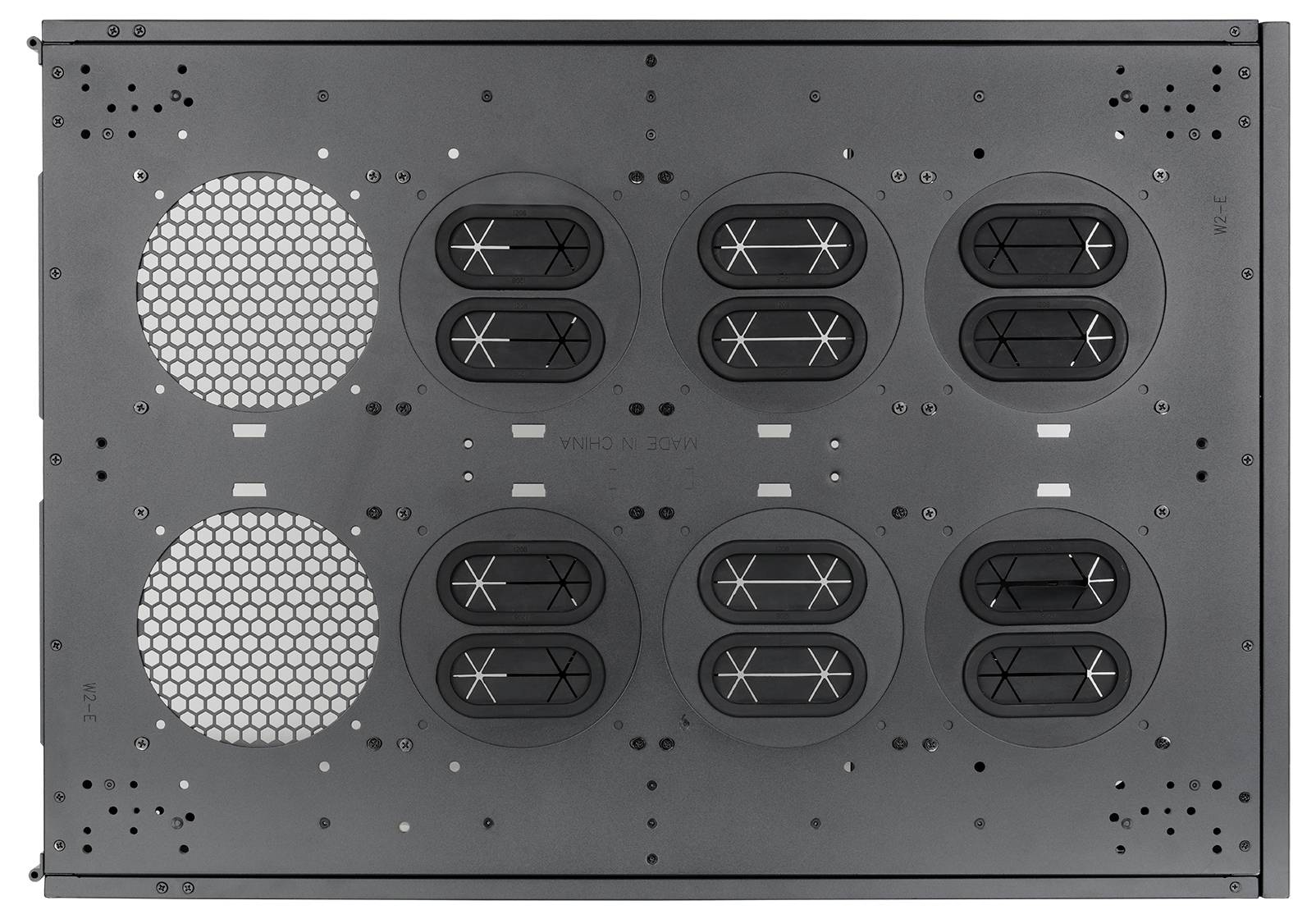 Frontal visning af et grå metalpanel til ventilation eller udstyr med to store honeycomb-ventiler på venstre side og seks mindre ovale ventiler arrangeret i to rækker på højre side.