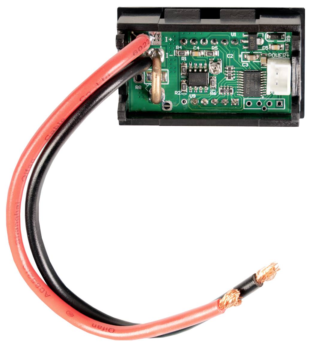 Åbent batterimodul eller strømmåler med røde og sorte strømledninger, den ene trådende er aflæsset, vist på hvid baggrund.