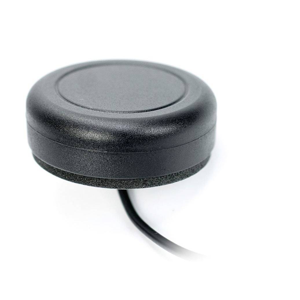 Sort puck-formet antenne med kabel på hvid baggrund.