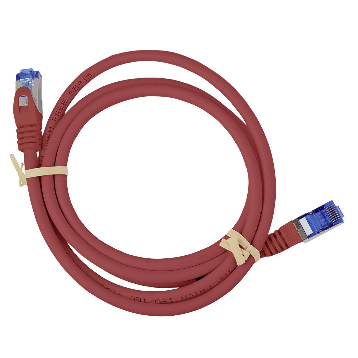 Rullet rødt Ethernet-kabel med RJ45-stik i begge ender, isoleret på hvid baggrund.