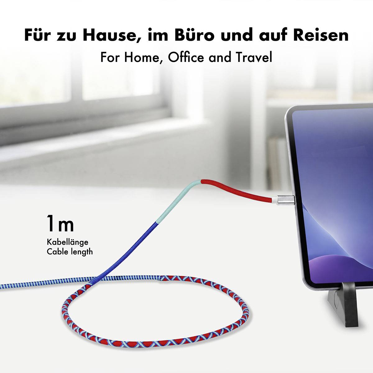 Promobillede af et 1 m opladningskabel tilsluttet en tablet, mærket 'For Home, Office and Travel' på tysk og engelsk.